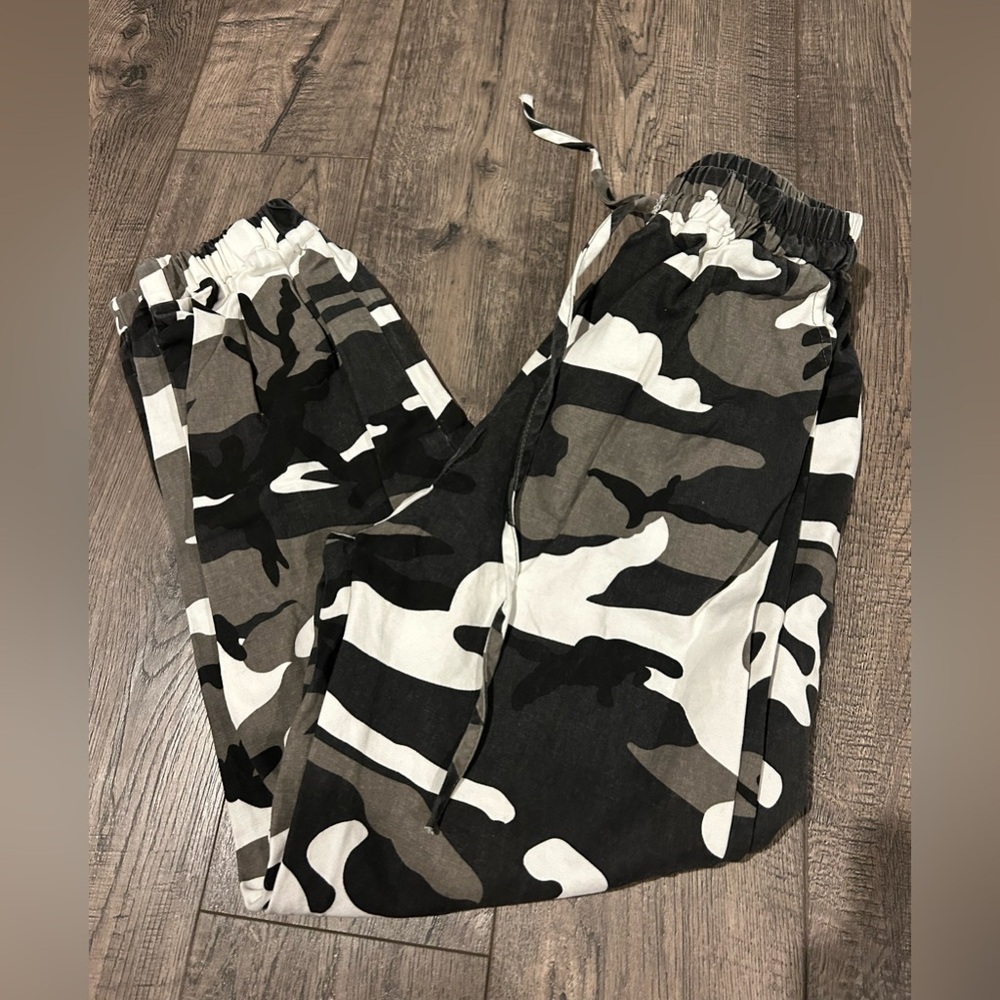 Small, Camo pants, hollister